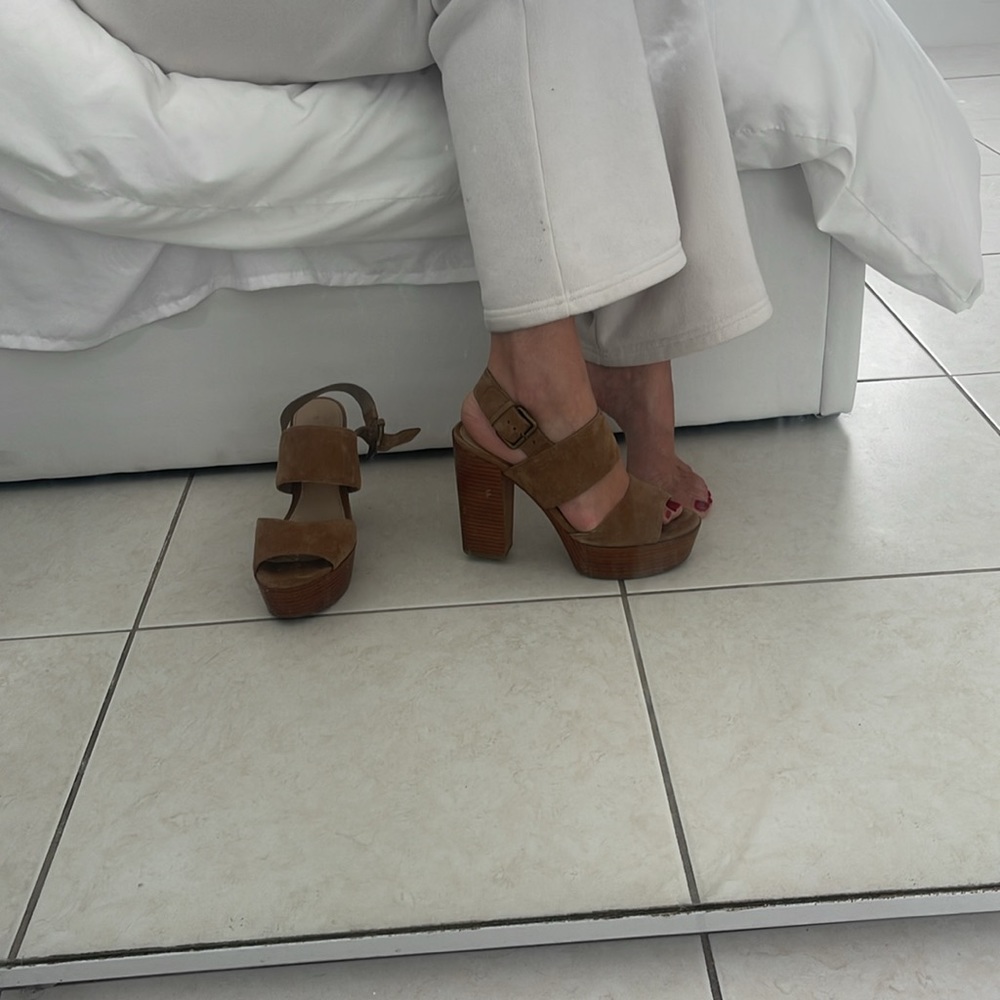 Suede pumps